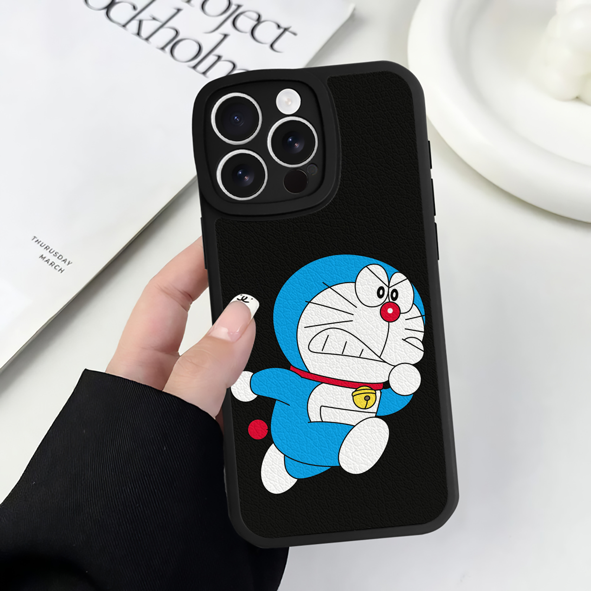 （画像用） ドラえもん Doraemon 【iPhone 16シリーズ対応】シリコンスマホケース（レザー調） 材質：シリコン